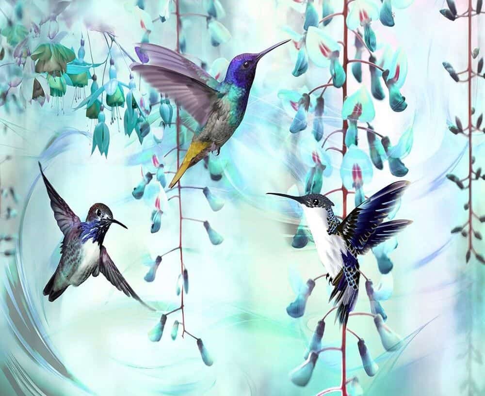 Drei farbenfrohe Kolibris fliegen zwischen zarten blau-grünen hängenden Blumen mit weichen, wirbelnden pastellfarbenen Hintergründen und schaffen so eine verträumte und lebendige Szene.